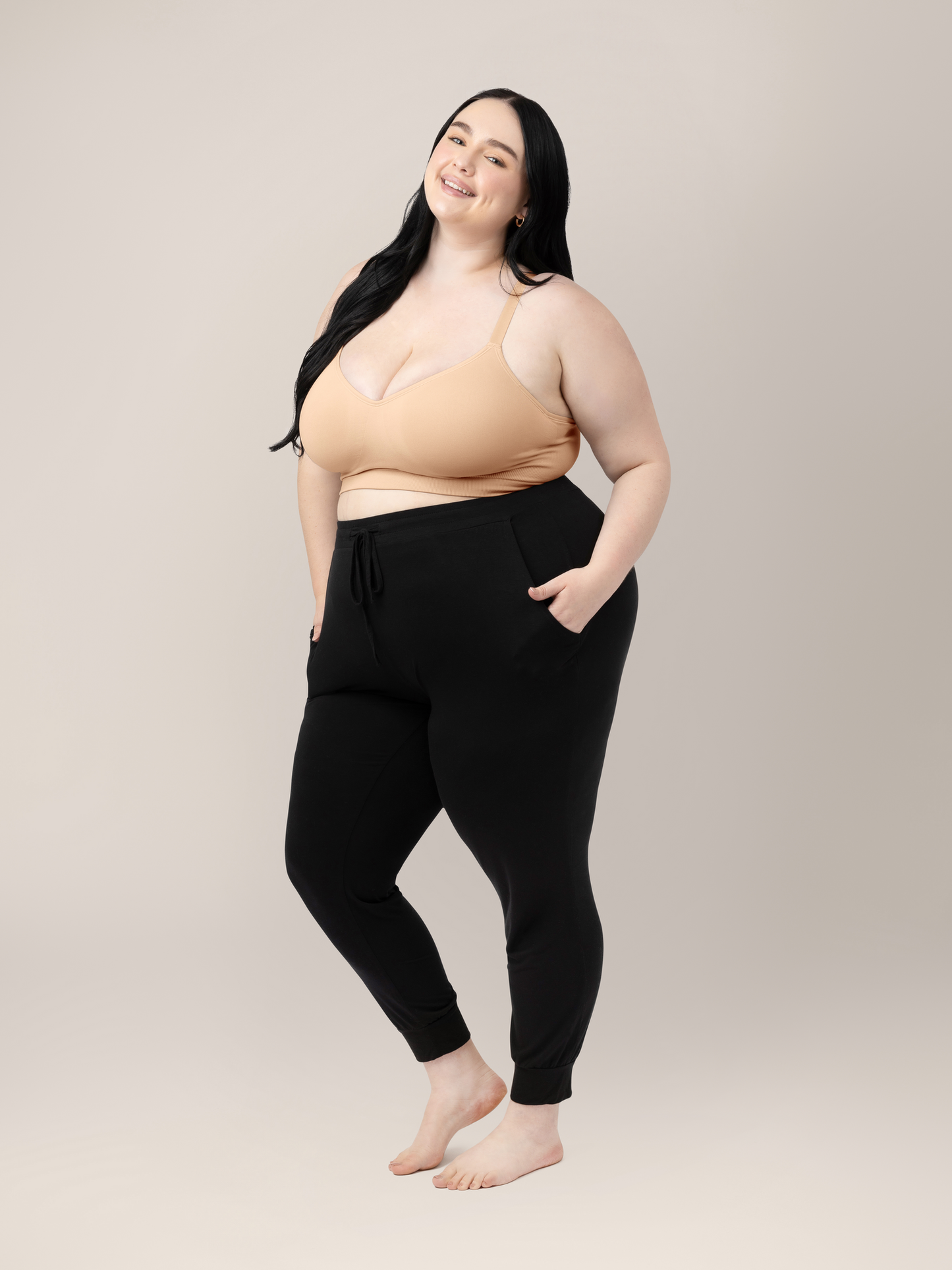 Model wearing the Everly Wireless Contour Bra with her hands in her pockets.