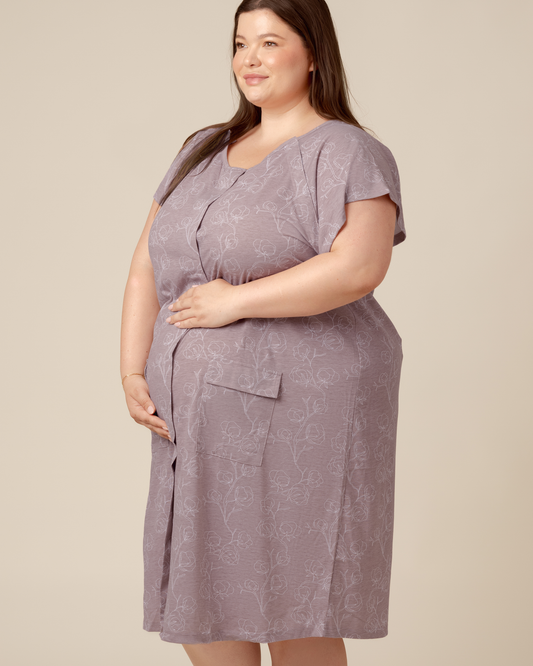 Side view of model wearing the Universal Labor & Delivery Gown in Lilac Bloom. @model_info:Sam is wearing a 3X/4X.