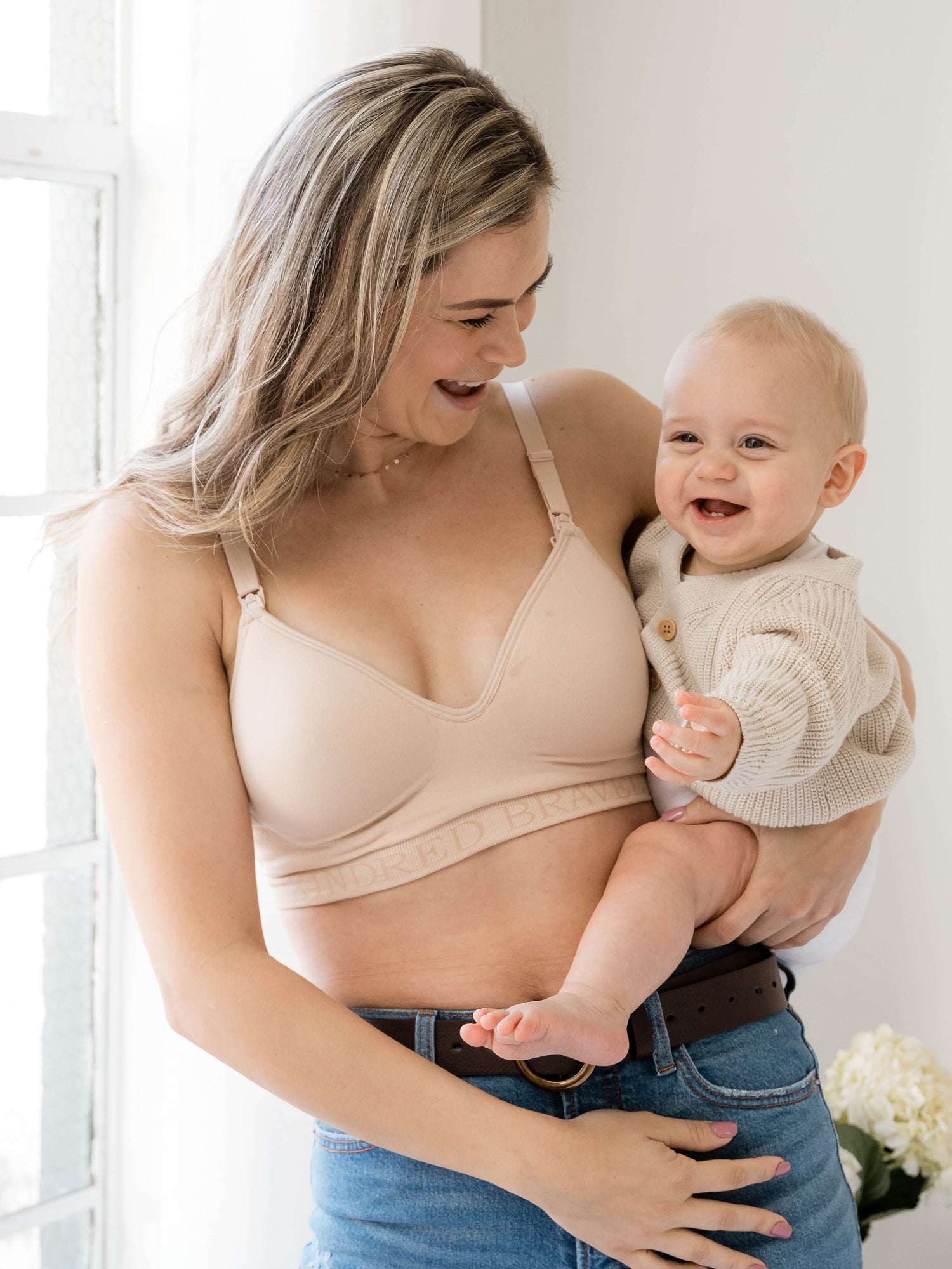 Model with her baby on her hip wearing the Signature Sublime® Contour Maternity & Nursing Bra in Beige @model_info:Taylor is wearing a Medium.