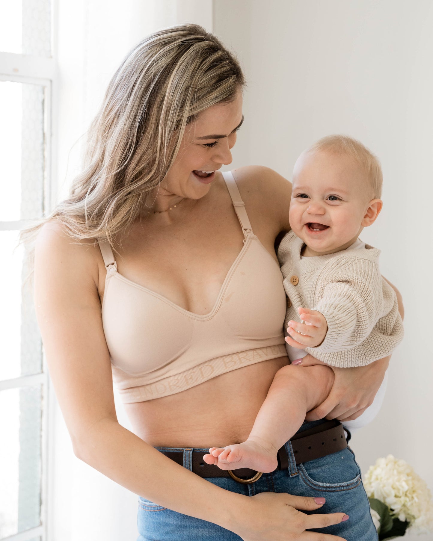 Model with her baby on her hip wearing the Signature Sublime® Contour Maternity & Nursing Bra in Beige @model_info:Taylor is wearing a Medium.