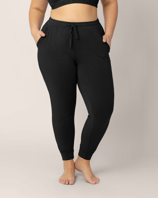 Model wearing the Everyday Lounge Jogger in Black @model_info:Venezia is 5'6" and wearing an X-Large Regular.