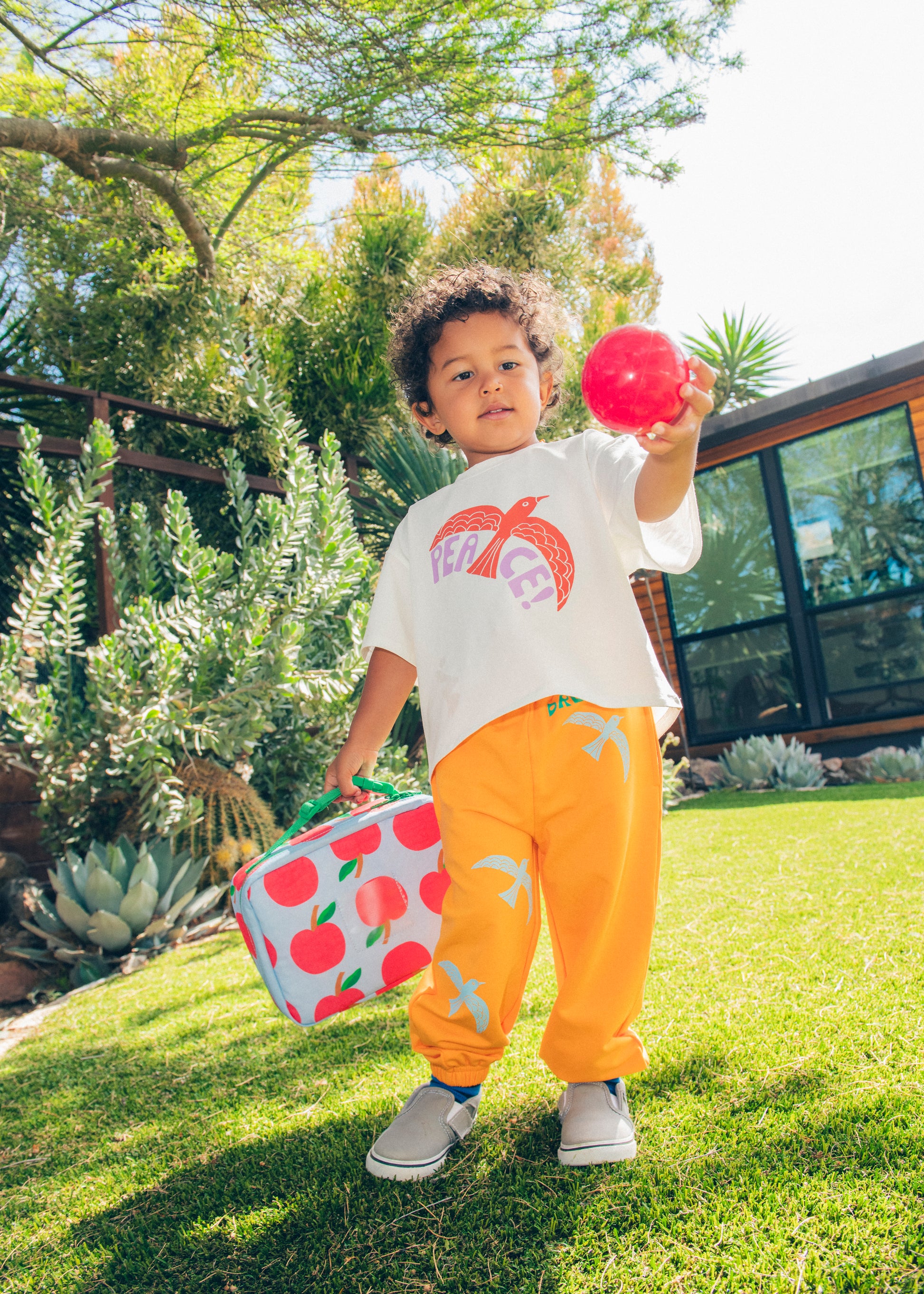 @model_info:Kai is 2 and a half years old and wearing 3T.
