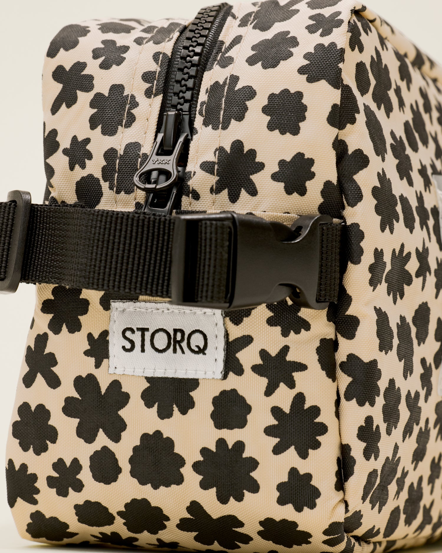 Close up of the Mini Cooler Bag in the Cream Chamomiles print, showing a detail of a handle with a clasp