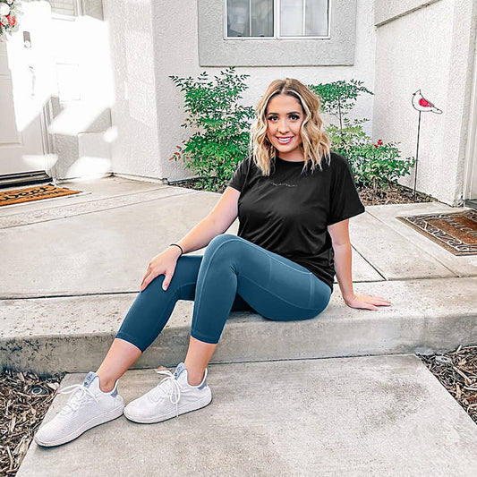 https://www.kindredbravely.com/cdn/shop/files/Martina-Maternity-Postpartum-Support-Crop-Leggings-Pocket-Style-Storm-Kindred-Bravely_51d7e0e6-9239-4a72-8388-25251beda58b.jpg?v=1704914083&width=533