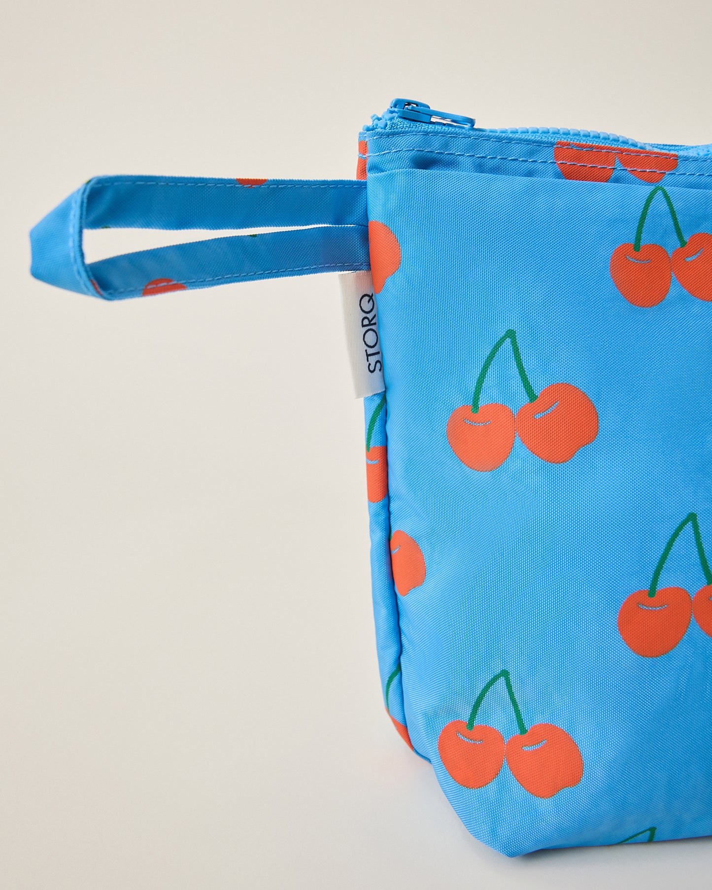 Close-up Quick Change Kit Bag in Blue Cherries