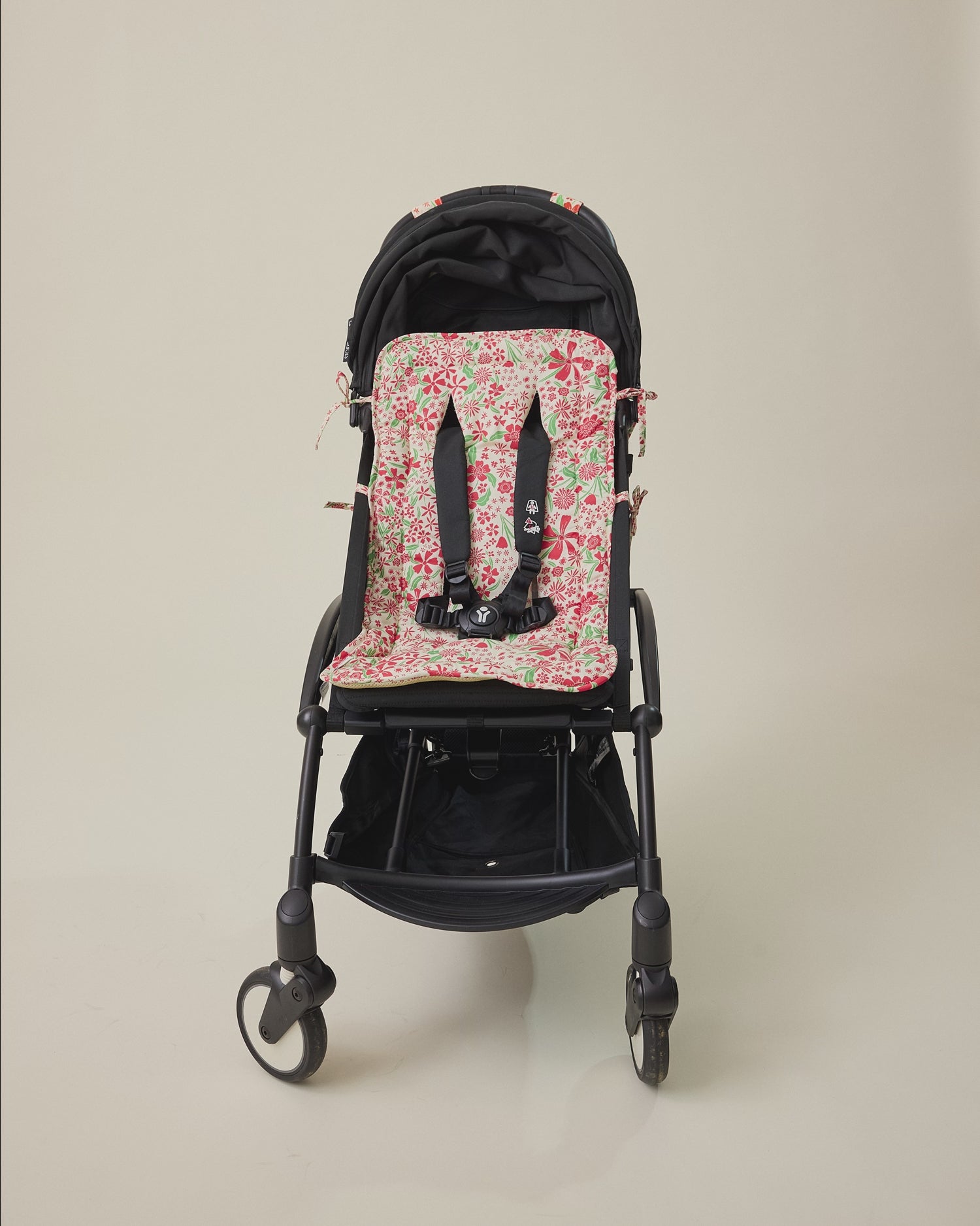 Video for the Stroller Party Set with Seat Liner, Party Clips and Caddy Bag in Superbloom floral pattern on a beige background